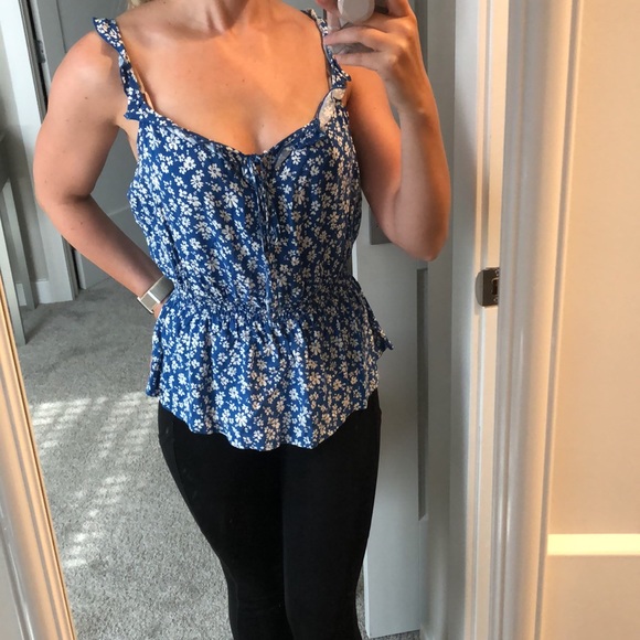 🎉 HOST PICK 🎉 Blue Floral Tank Top - Picture 2 of 6